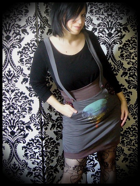 Grey/taupe strap skirt with pockets Threadless print - size S/M